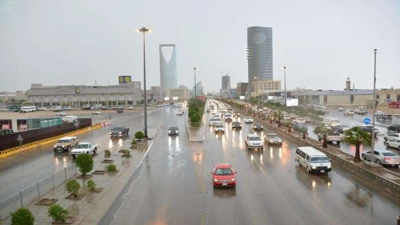تحذير لـ8 مناطق.. موجة أمطار رعدية ورياح غبارية تضرب المملكة بساعات القادمة